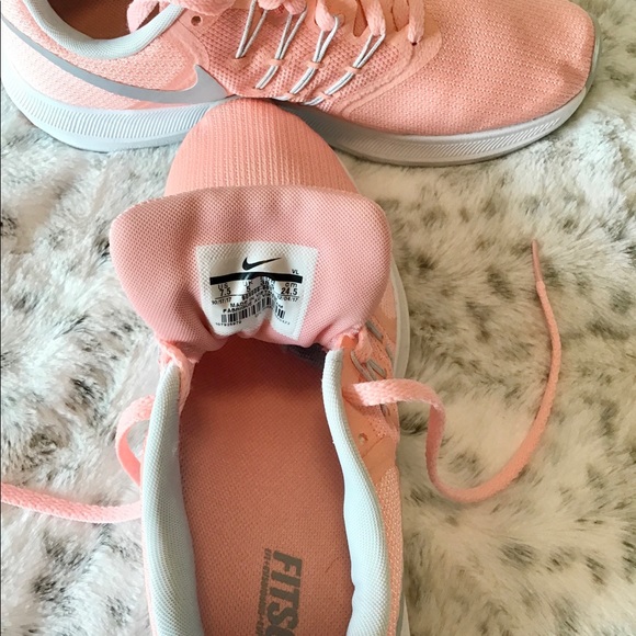 NIKE RunSwift Athletic Shoes EUC - Picture 5 of 5